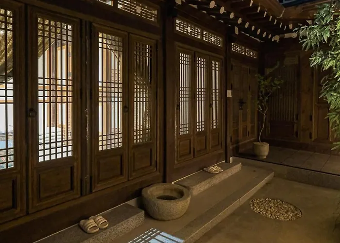 30 Seconds From Dongmyo Station Private Hanok Exclusive Use Ddp Cheonggyecheon Dongdaemun Selected As An Excellent Hanok Maximum 5 People * Seoul