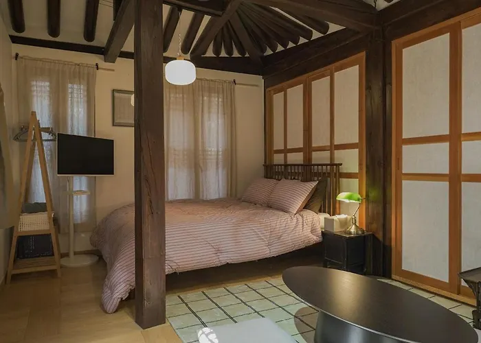 30 Seconds From Dongmyo Station Private Hanok Exclusive Use Ddp Cheonggyecheon Dongdaemun Selected As An Excellent Hanok Maximum 5 People Apartment Seoul