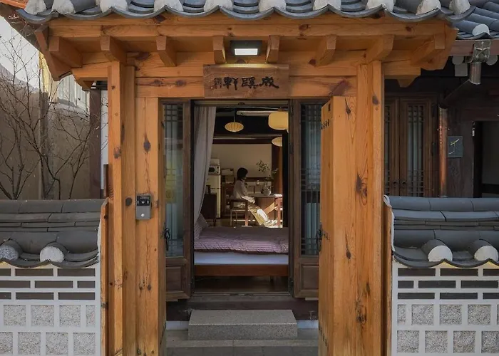 30 Seconds From Dongmyo Station Private Hanok Exclusive Use Ddp Cheonggyecheon Dongdaemun Selected As An Excellent Hanok Maximum 5 People Apartment Seoul