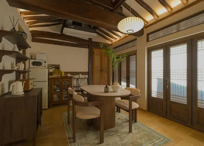 30 Seconds From Dongmyo Station Private Hanok Exclusive Use Ddp Cheonggyecheon Dongdaemun Selected As An Excellent Hanok Maximum 5 People Apartment Seoul
