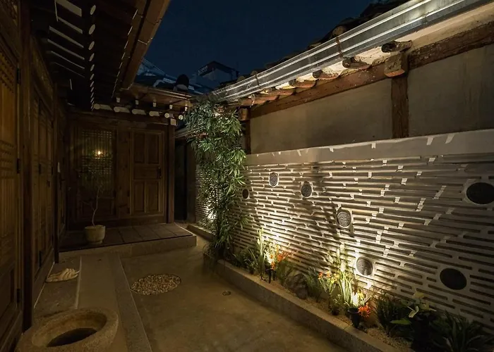 30 Seconds From Dongmyo Station Private Hanok Exclusive Use Ddp Cheonggyecheon Dongdaemun Selected As An Excellent Hanok Maximum 5 People Apartment