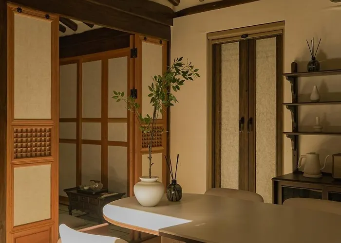 30 Seconds From Dongmyo Station Private Hanok Exclusive Use Ddp Cheonggyecheon Dongdaemun Selected As An Excellent Hanok Maximum 5 People * Seoul