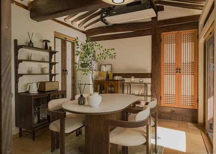 Apartment 30 Seconds From Dongmyo Station Private Hanok Exclusive Use Ddp Cheonggyecheon Dongdaemun Selected As An Excellent Hanok Maximum 5 People *